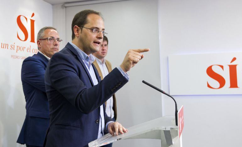 El secretario de Organización del PSOE, César Luena, durante su intervención en la rueda informativa realizada en Logroño