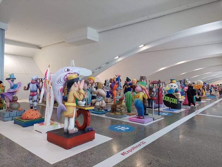 La Exposición del Ninot de las Fallas 2023 abre sus puertas con 750 figuras que rebosan diseño y sátira. Todas ellas quieren salvarse de las llamas gracias al voto popular.