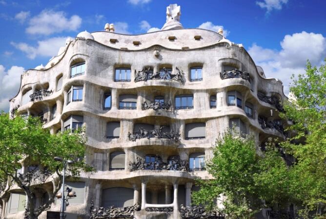 La Pedrera, de Antoni Gaudí, es uno de los edificios modernistas más visitados de Barcelona.