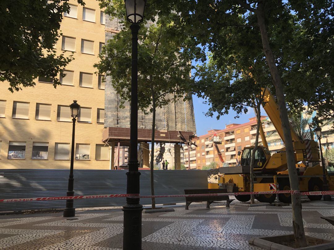 Demolición de la fachada principal del viejo Hospital de Gandia. 