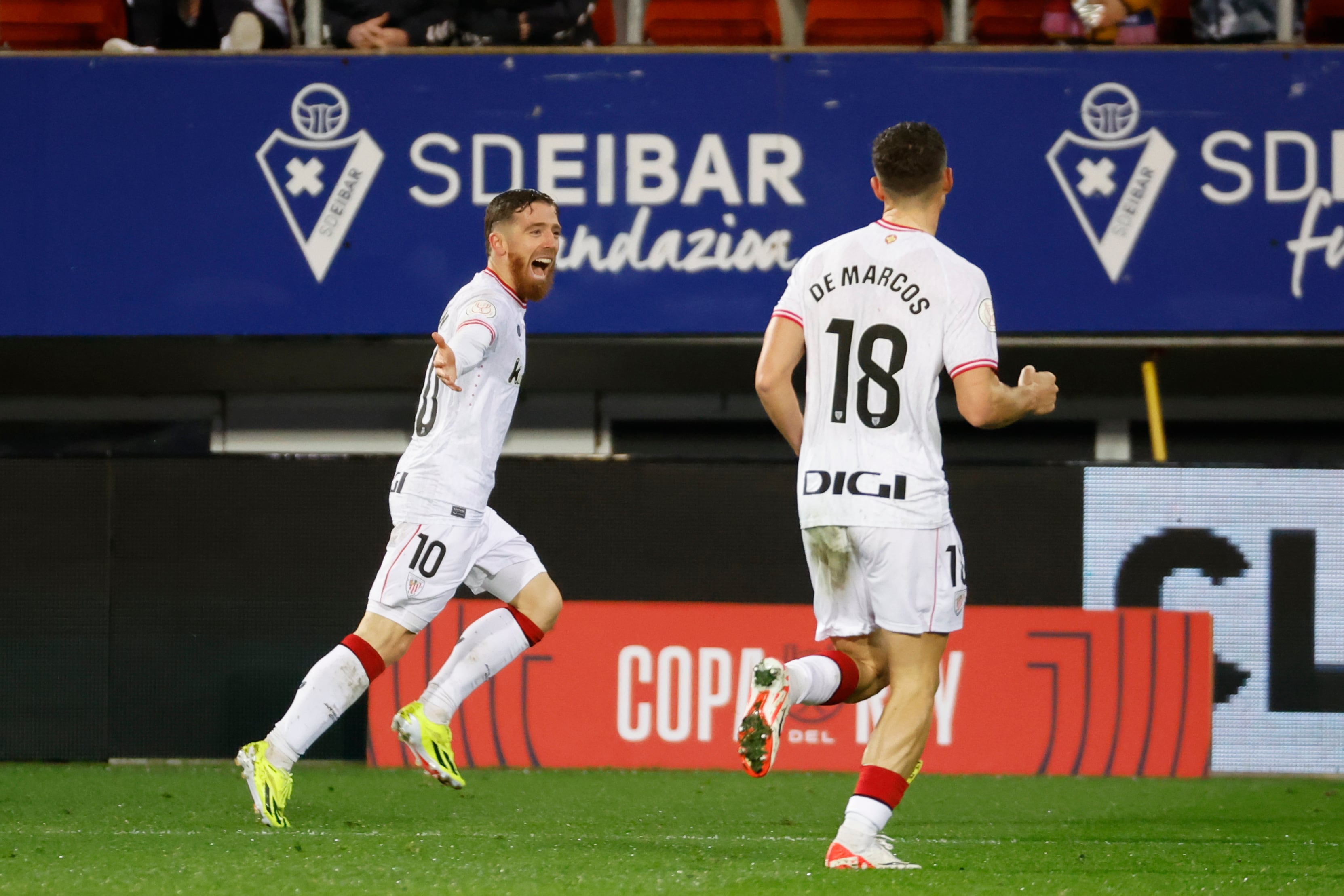 EIBAR (Guipúzcoa), 07/01/2024.- El delantero del Athletic Club Iker Muniain (i) celebra su gol durante el partido de dieciseisavos de final de la Copa del Rey que el Eibar disputa ante el Athletic Club este domingo en el Estadio Municipal de Ipurua. EFE/ Javier Etxezarreta
