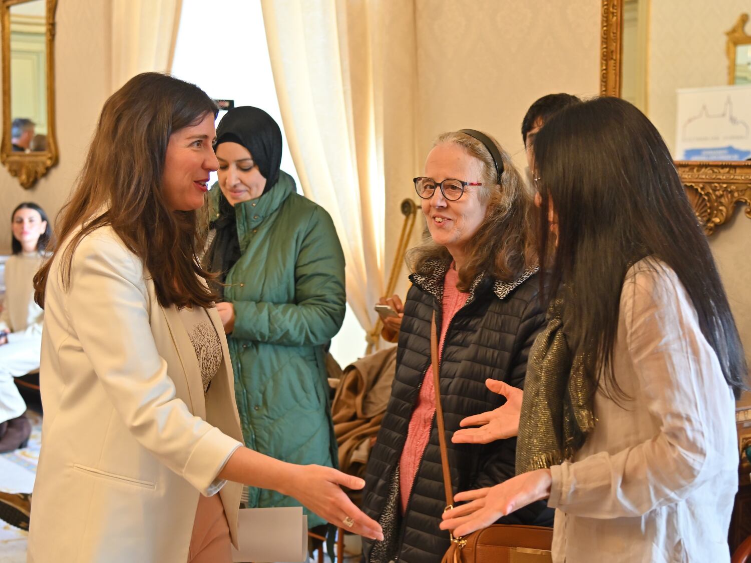 La concejala de Familia e Igualdad de Oportunidades, Miryam Rodríguez, con alguno de los participantes