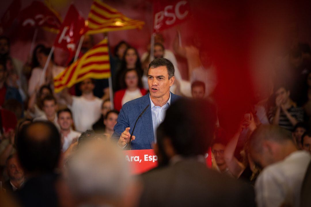 El presidente del Gobierno en funciones, Pedro Sánchez, rodeado de banderas catalanas y del PSC durante un acto político socialista, en Barcelona 