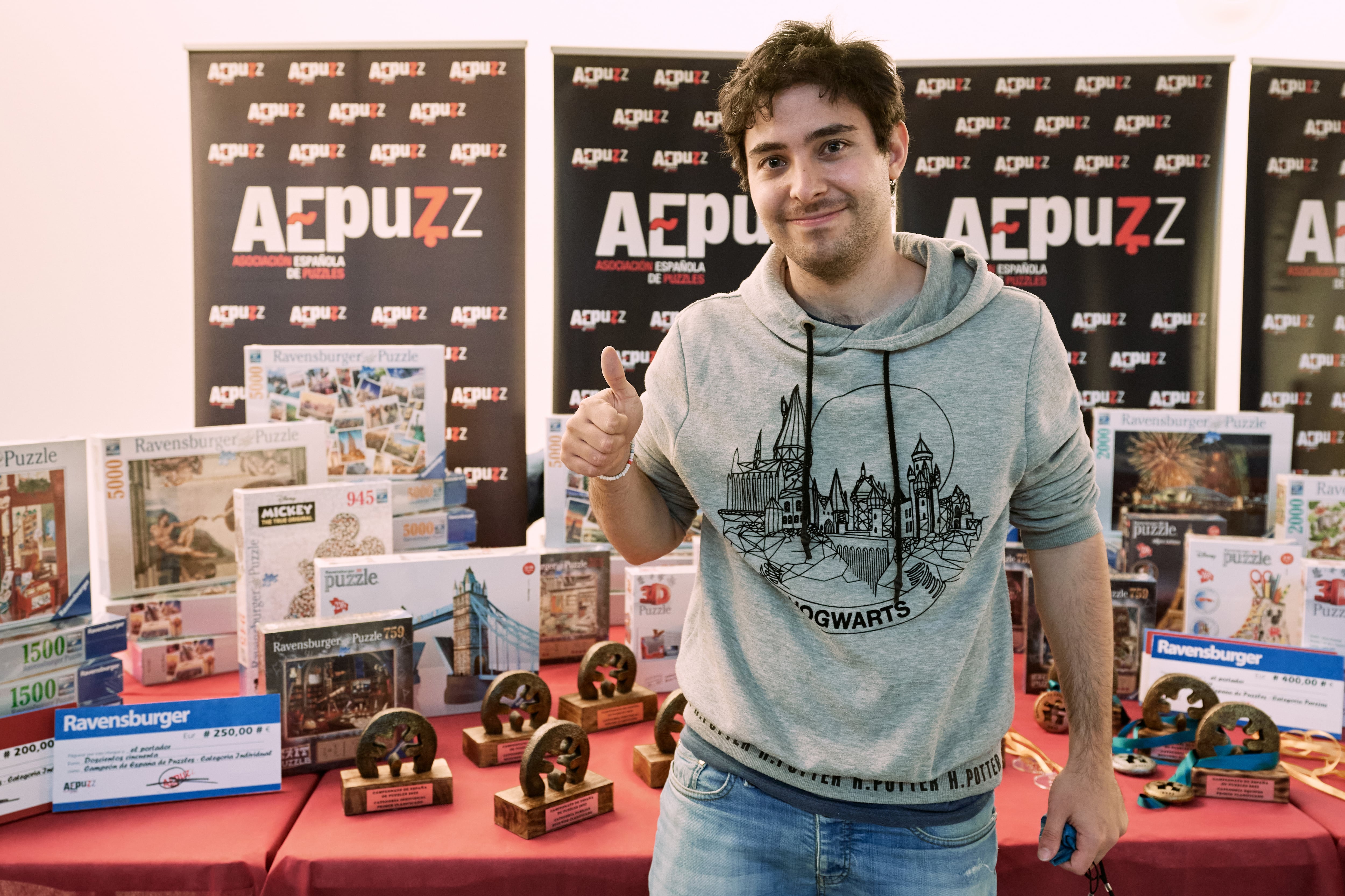 Alejandro Clemente León celebra su victoria durante el XI Campeonato de España de Puzzles organizado este sábado por la Asociación Española del Puzzle (Aepuzz) en el Centro de Congresos y Exposiciones Lienzo Norte de Ávila.