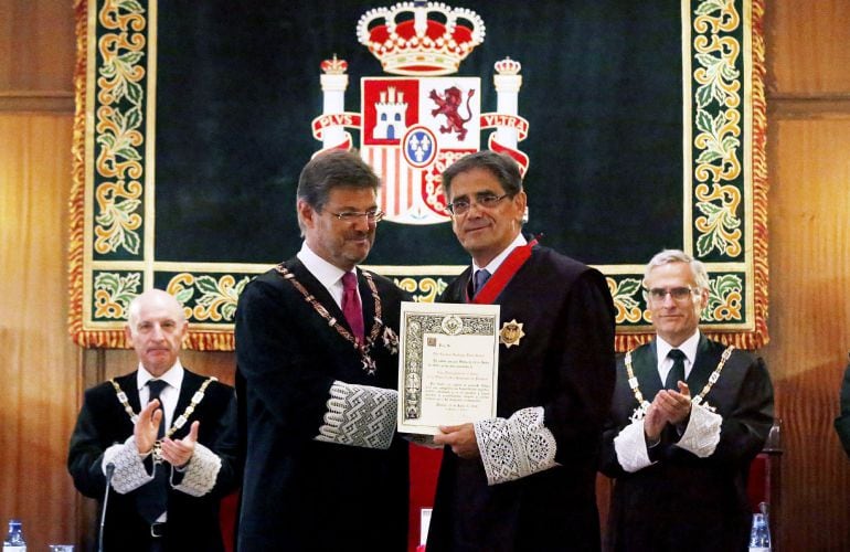 El ministro de Justicia en funciones, Rafael Catalá (2i), entrega la medalla de Ramundo de Peñafort a Lorenzo Santiago Luna, secretario de la sala de Gobierno del Tribunal Superior de Justicia de Castilla-La Mancha