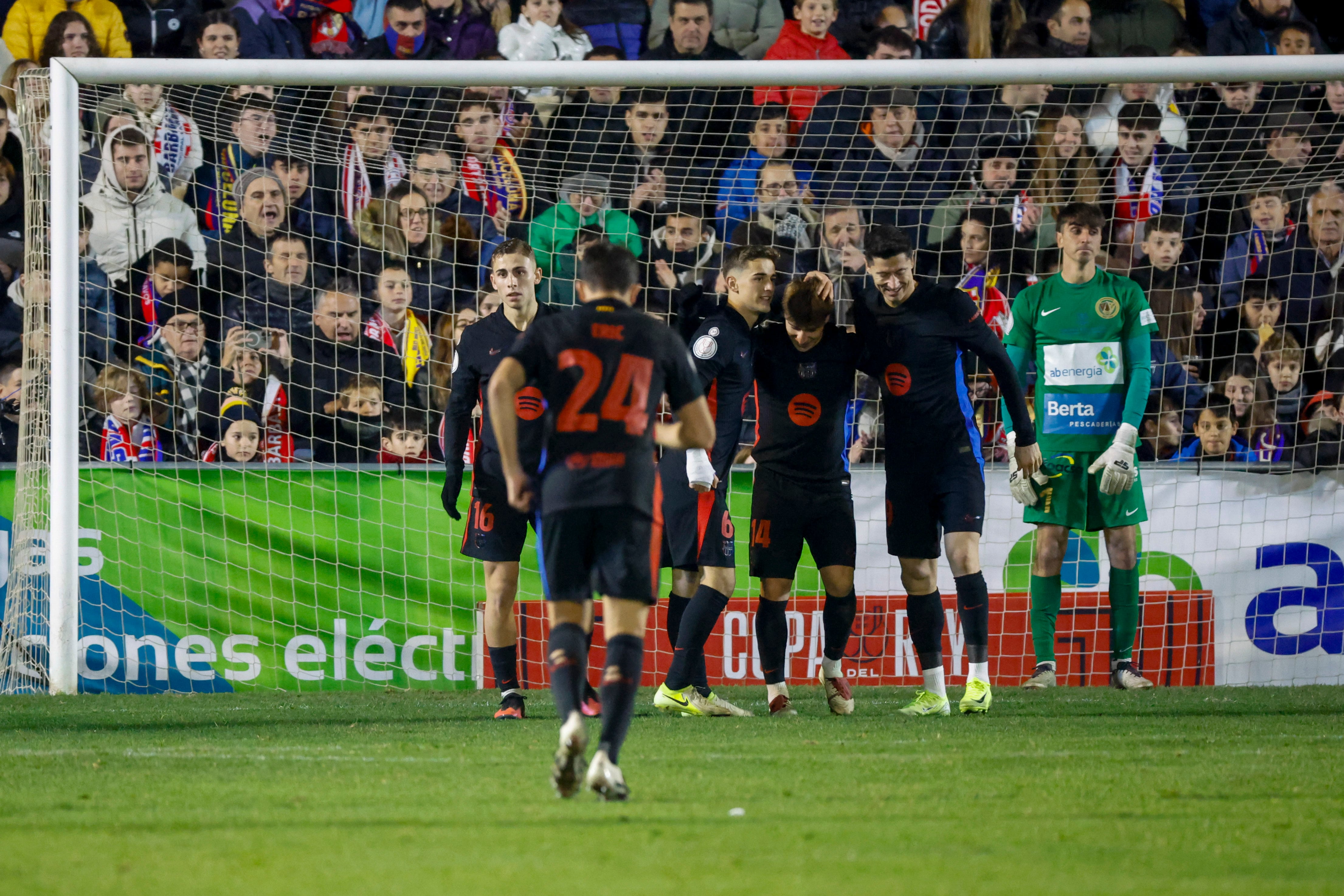 BARBASTRO (HUESCA), 04/01/2025.-El delantero polaco del Barcelona Robert Lewandowski (d), celebra su gol contra el Barbastro, durante el partido de dieciseisavos de la Copa del Rey, este sábado en el Campo Municipal de Deportes de Barbastro.-EFE/ Javier Cebollada
