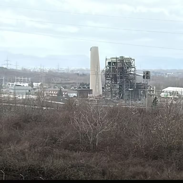 Pedazo de chimenea que quedó en pie tras la voladura