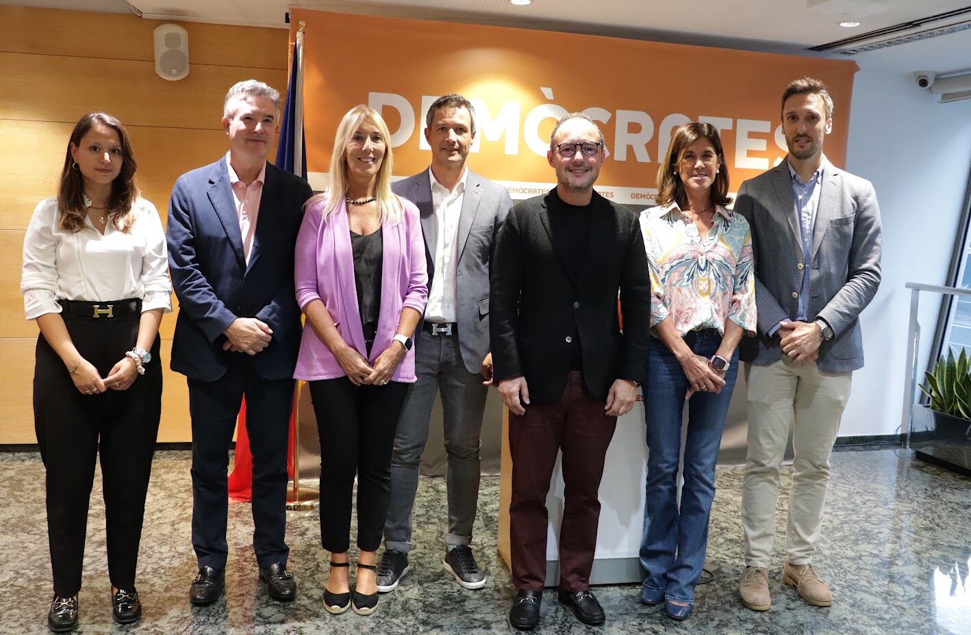 Foto de família de la nova executiva de DA en la què Xavier Espot ha revalidat com a president del partit.