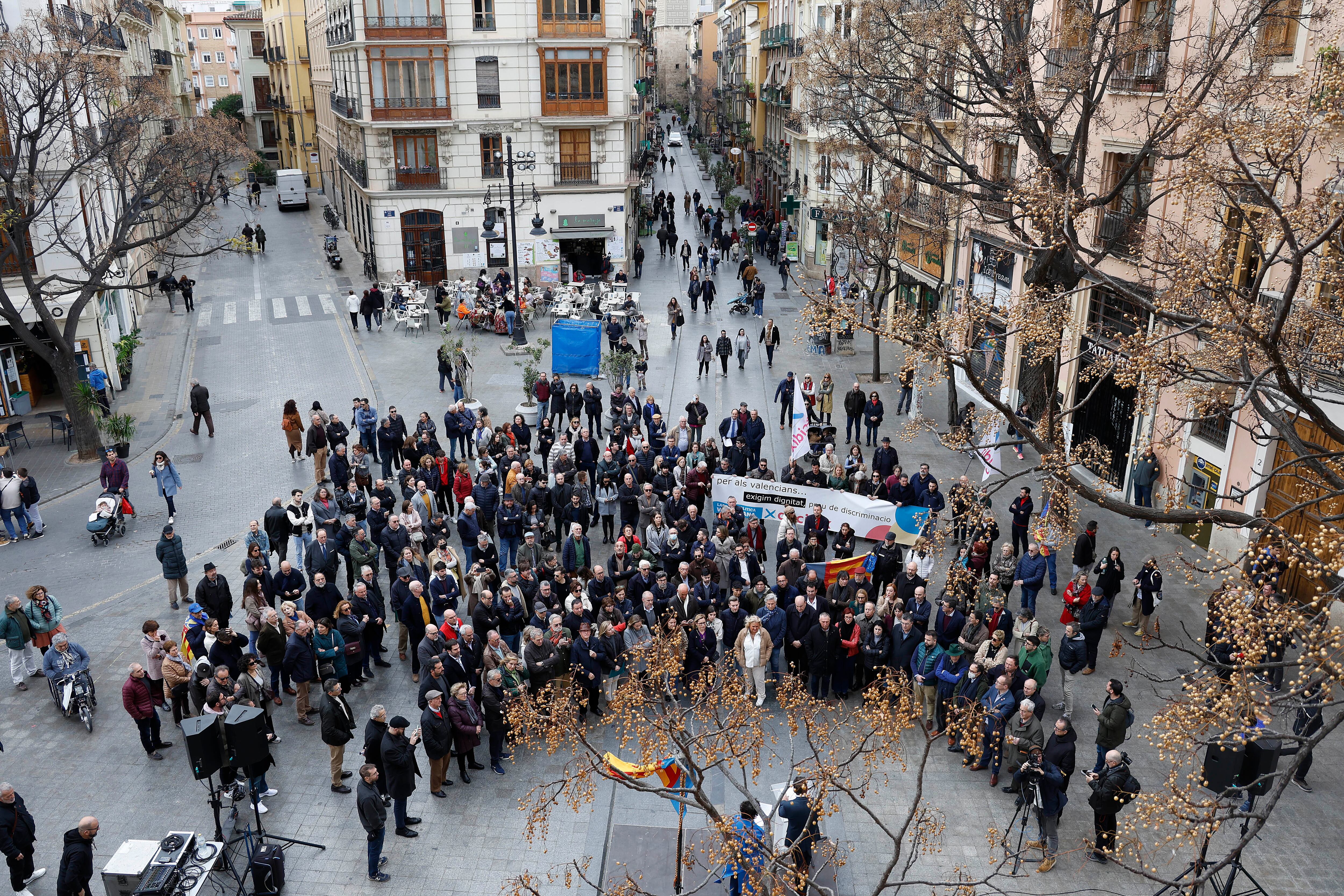 &quot;No voteu contra la nostra gent&quot; y &quot;Per un autogovern no subordinat&quot; son lemas de la concentración convocada para este domingo por Juristes Valencians para reclamar el apoyo de todos los diputados valencianos a la enmienda a la reforma de la Constitución que se votará la semana que viene en el Congreso para recuperar el Derecho Civil Valenciano.