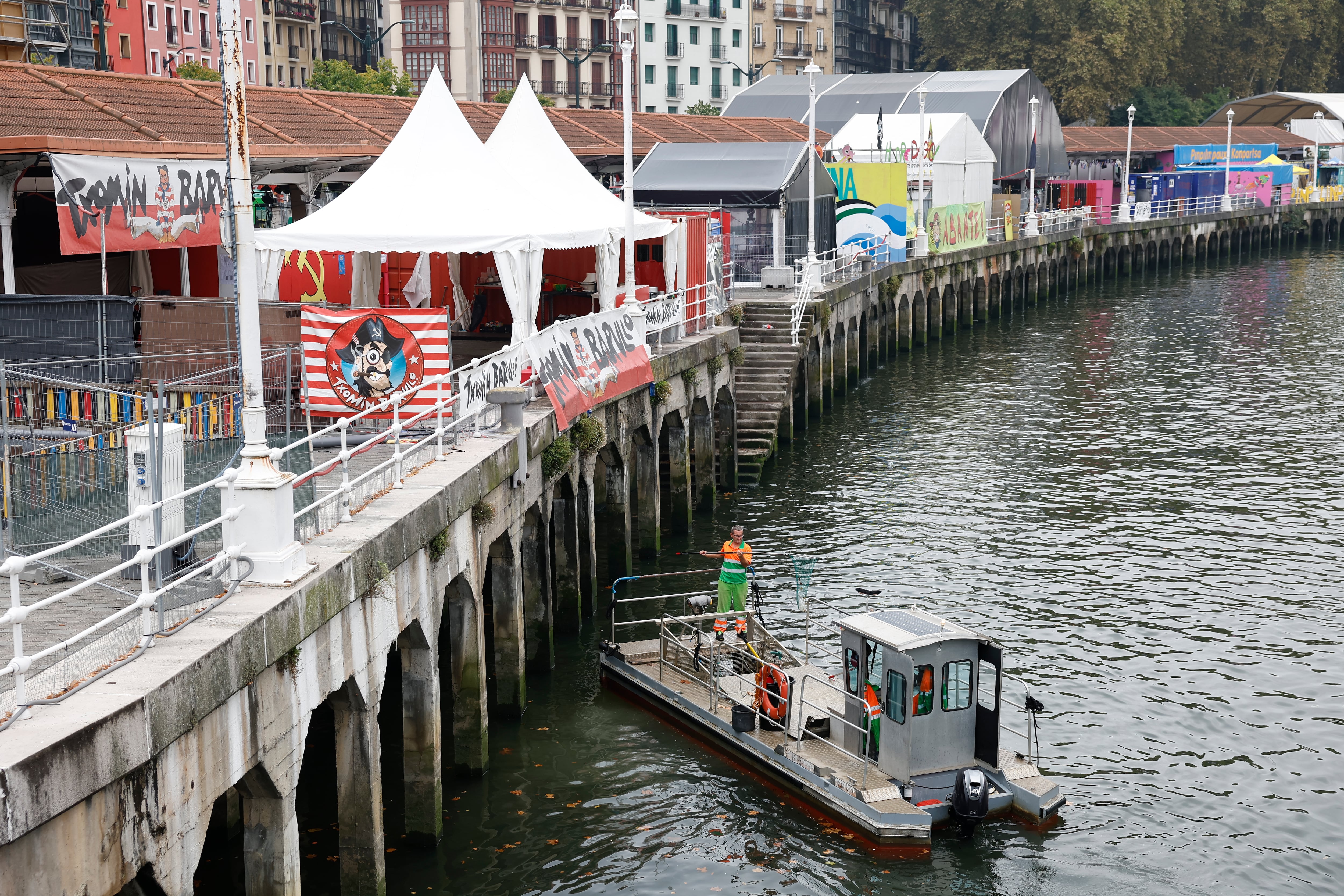 BILBAO (PAÍS VASCO), 17/08/2025.- El servicio limpieza del Ayuntamiento de Bilbao trabaja este domingo, por la ría de la ciudad. Bilbao comienza su segunda jornada de Aste Nagusia 2025, con pasacalles de gigantes y cabezudos, mercado de productos vizcaínos y concurso de arroces del mundo, entre otras actividades. EFE/ Miguel Toña