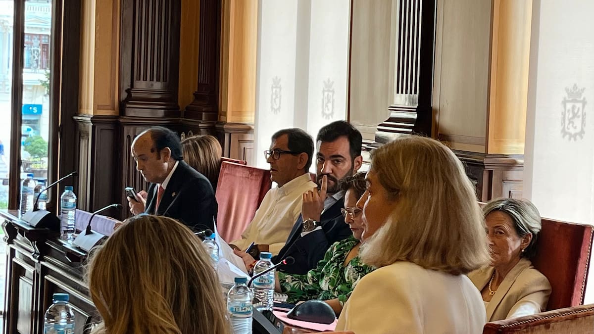 El PP evidencia su fractura interna en el Ayuntamiento de León durante el primer pleno municipal