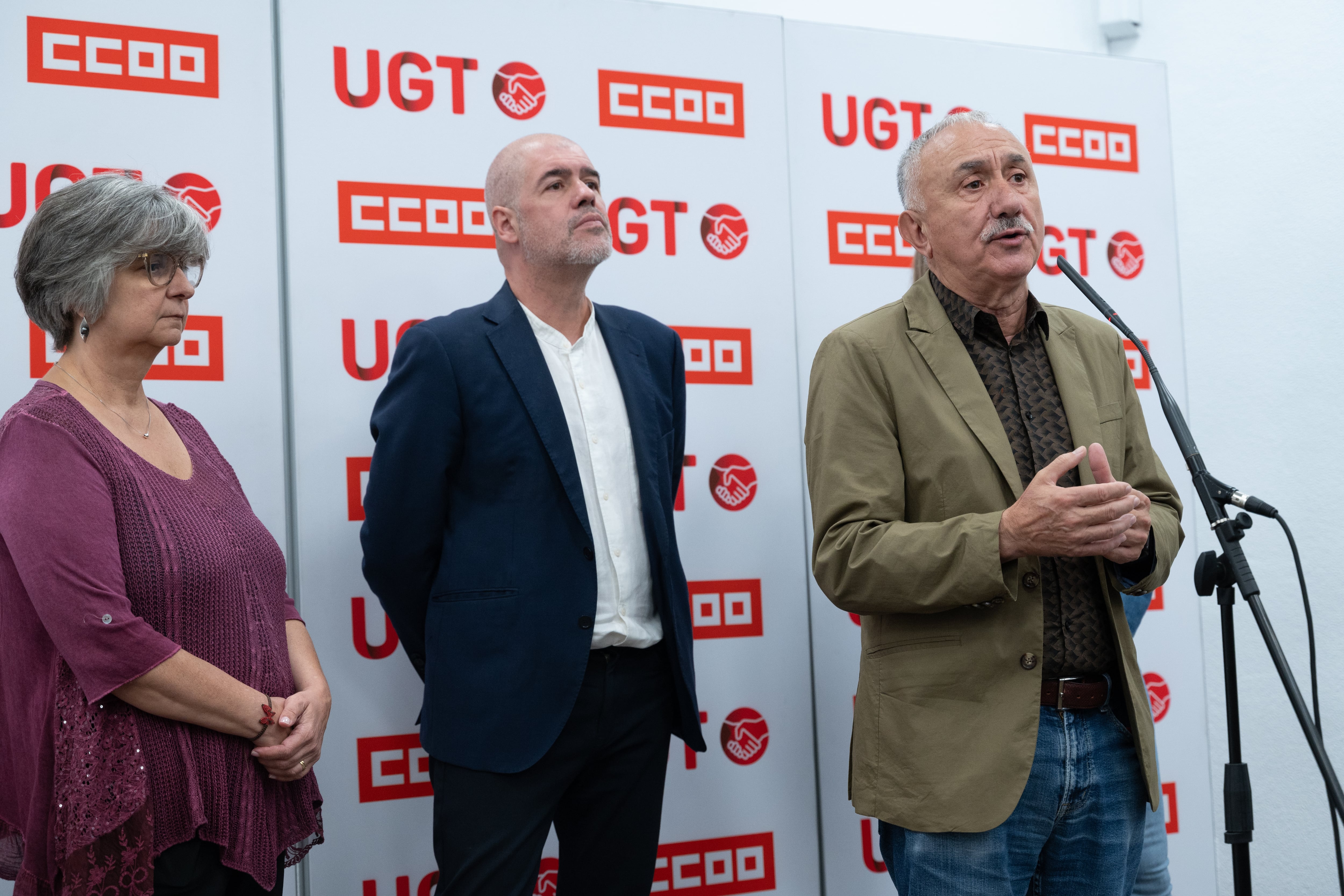 El secretario general de UGT, Pepe Álvarez (d), en presencia de la secretaria general de CCOO-Madrid, Paloma López, y el secretario general de CCOO, Unai Sordo, interviene durante la asamblea informativa sobre la reducción del tiempo de trabajo a 37,5 horas semanales este miércoles en la sede de UGT, en Madrid. EFE/ Fernando Villar