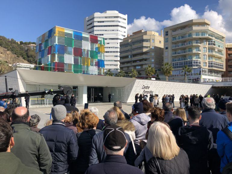 Numerosos malagueños esperaban a las puertas del Centro Pompidou para saludar a los Reyes