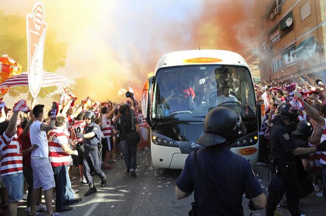 Los jugadores del Elche han tenido que regresar a casa desde Granada en el autobús que fue apedreado por seguidores violentos del conjunto andaluz