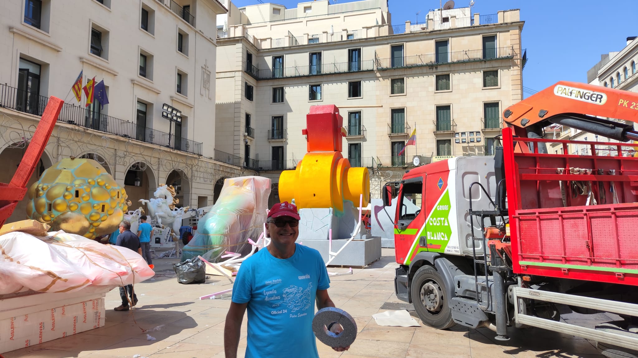 Pedro Espadero  en la plaza del Ayuntamiento y con las piezas que conformarán la Hoguera Oficial 2024