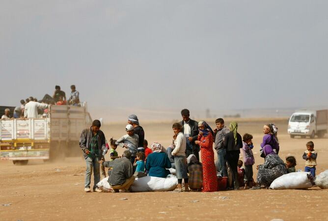 Refugiados kurdos esperando a ser evacuados en la frontera turco-siria