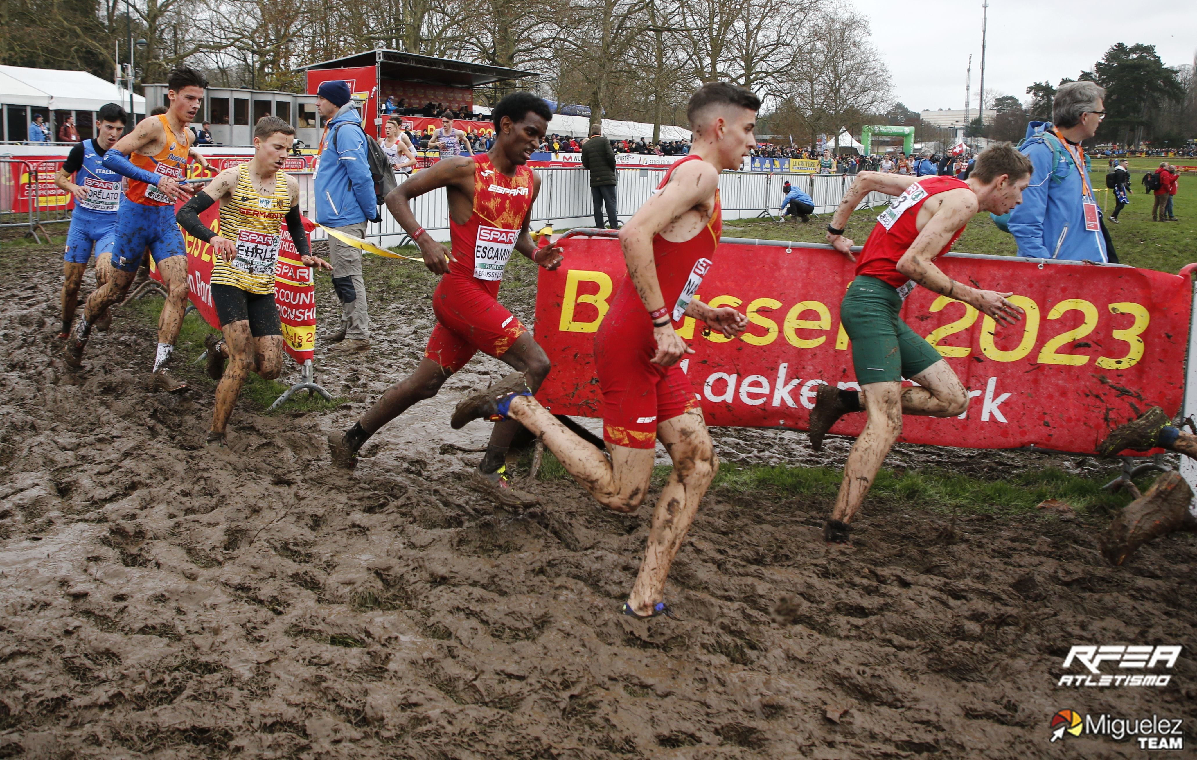 ATLETISMO: Campeonato de Europa de Campo a Través, circuito en el Laeken Park con mucho barro (Bruselas) 10-12-2023. 
Carrera Sub 20 hombres; España 3º por equipos. Mesfin ESCAMILLA. 