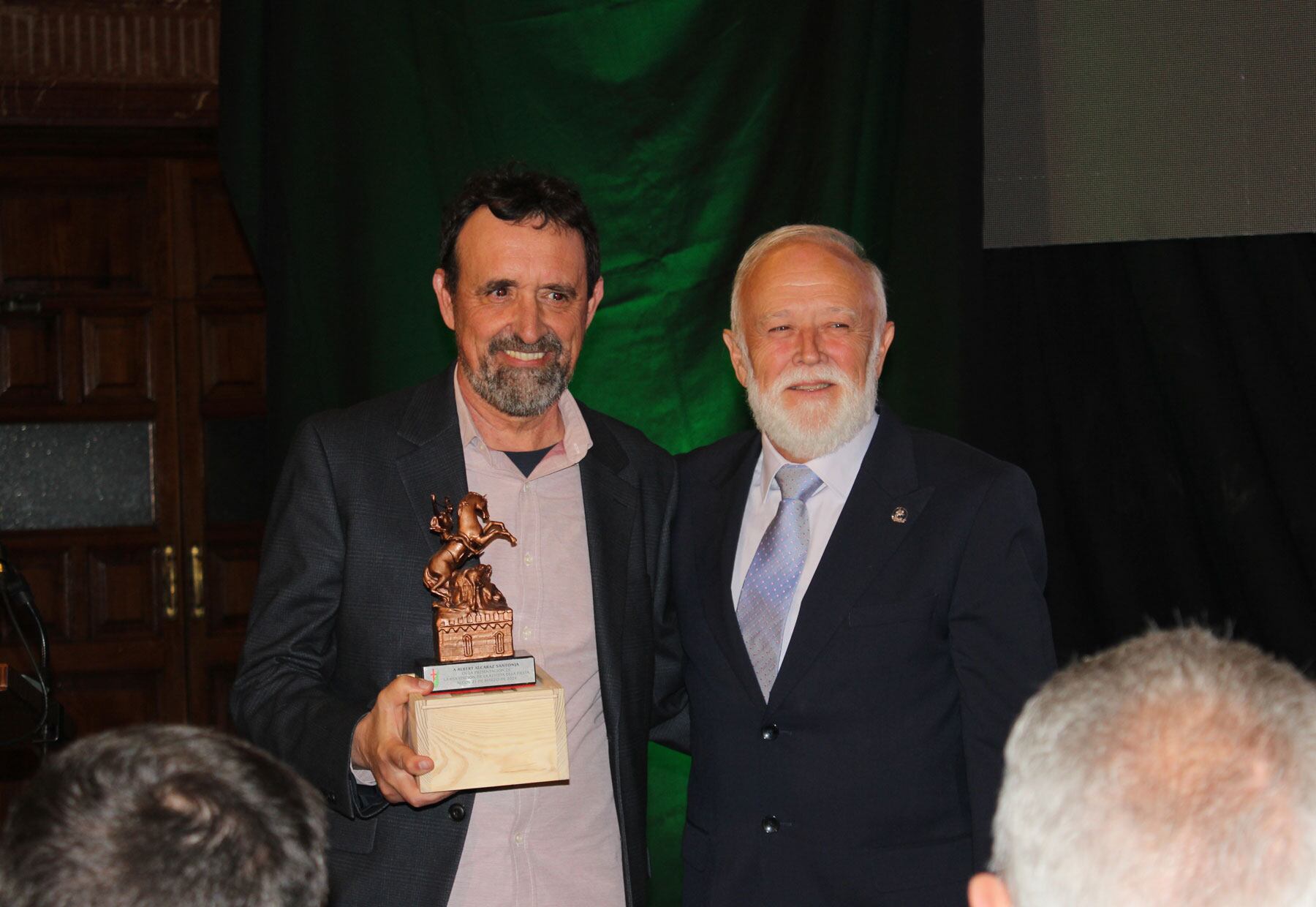 Juan José Olcina le entrega una estatuilla de San Jorge al conferenciante Albert Alcaraz