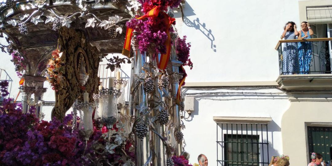 Imagen del simpecado de la Hermandad del Rocío de Jerez