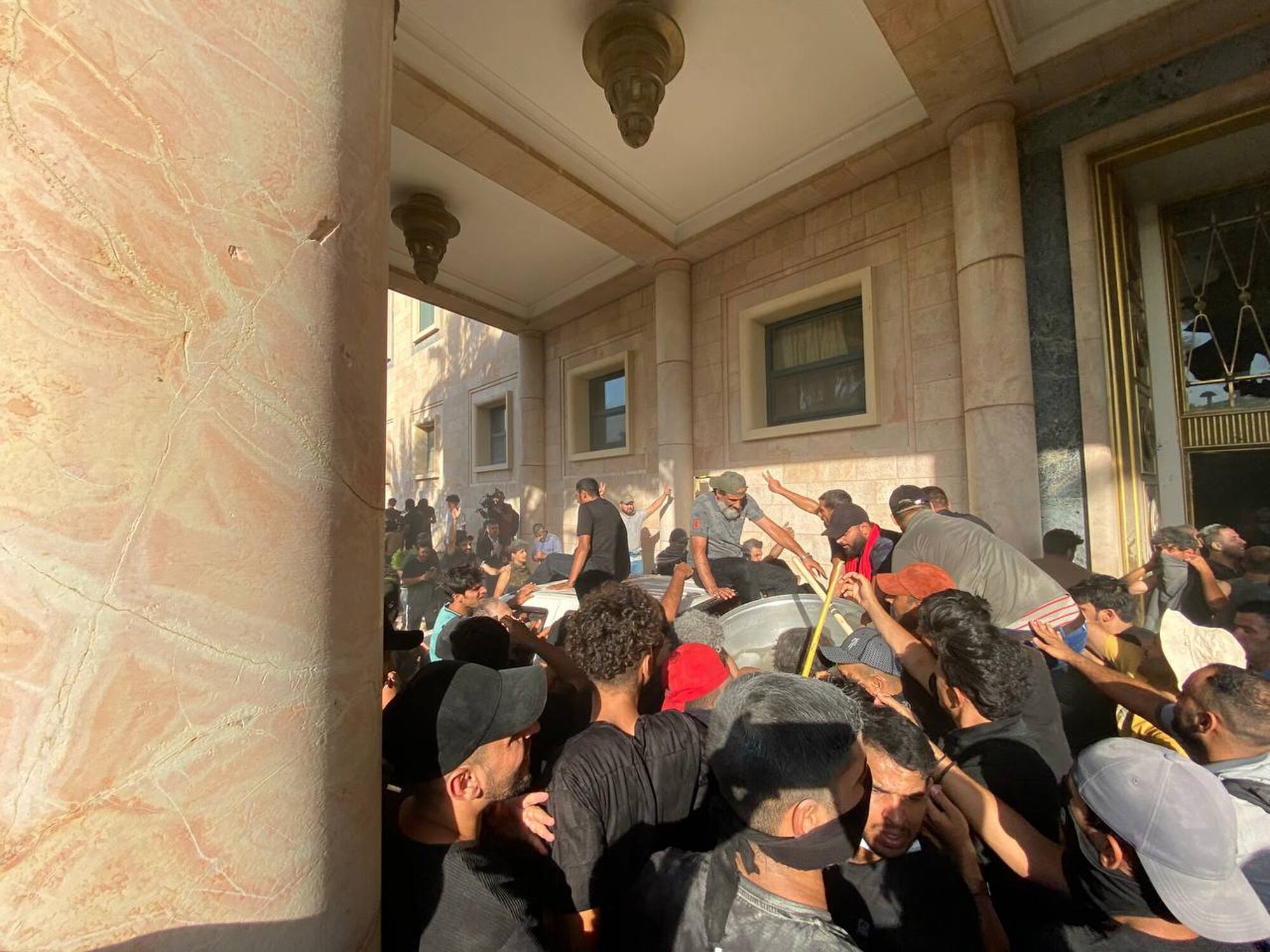 Manifestantes asaltan el Palacio Presidencial del Gobierno de Irak.