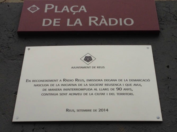 La placa en homenatge a Ràdio Reus