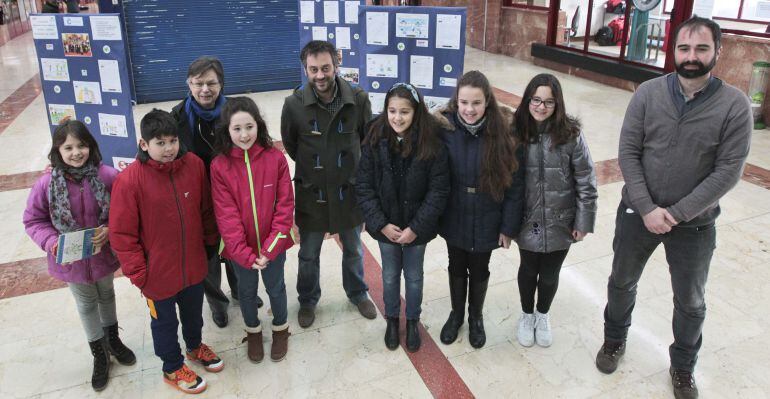 El alcalde junto a los protagonistas de la campaña de Seguridad vial