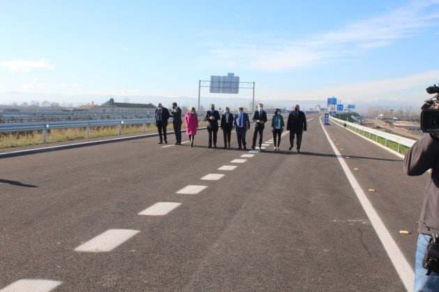 El ministro Ábalos inaugura junto a la consejera de Fomento de la Junta, Marifrán Carazo; el alcalde y el presidente de la Diputación de Granada, Luis Salvador y José Entrena; y otras autoridades la Variante Exterior de Granada en la A-44 (Segunda Circunvalación)