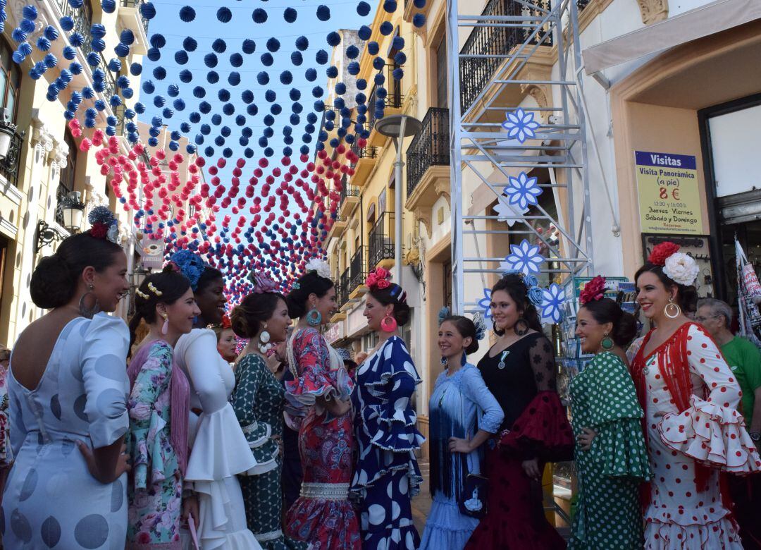 Archivo. Damas Goyescas en la portada de feria en Carrera Espinel