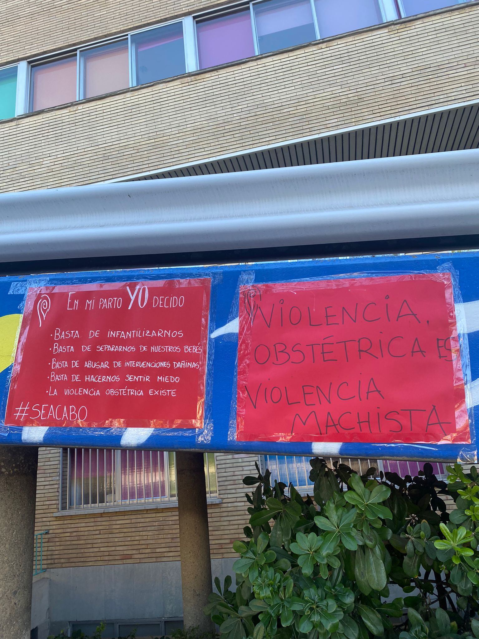 Los carteles han aparecido en la entrada del hospital