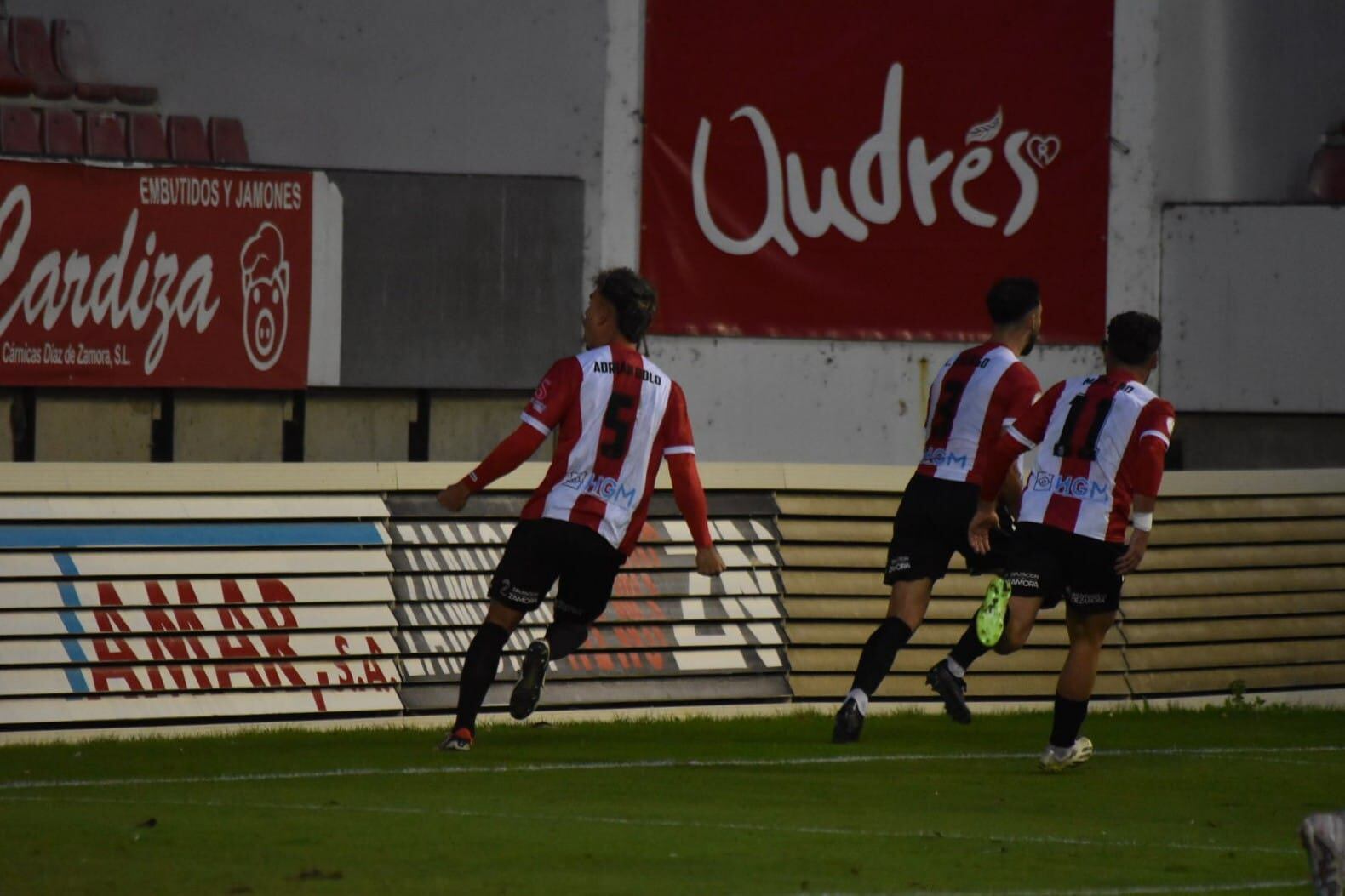 Los jugadores del Zamora CF celebran el gol. Foto José Raúl González Fidalgo