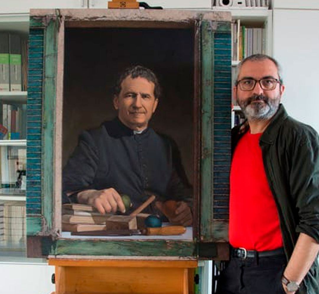 El pintor David Pastor junto al cuadro de Don Bosco