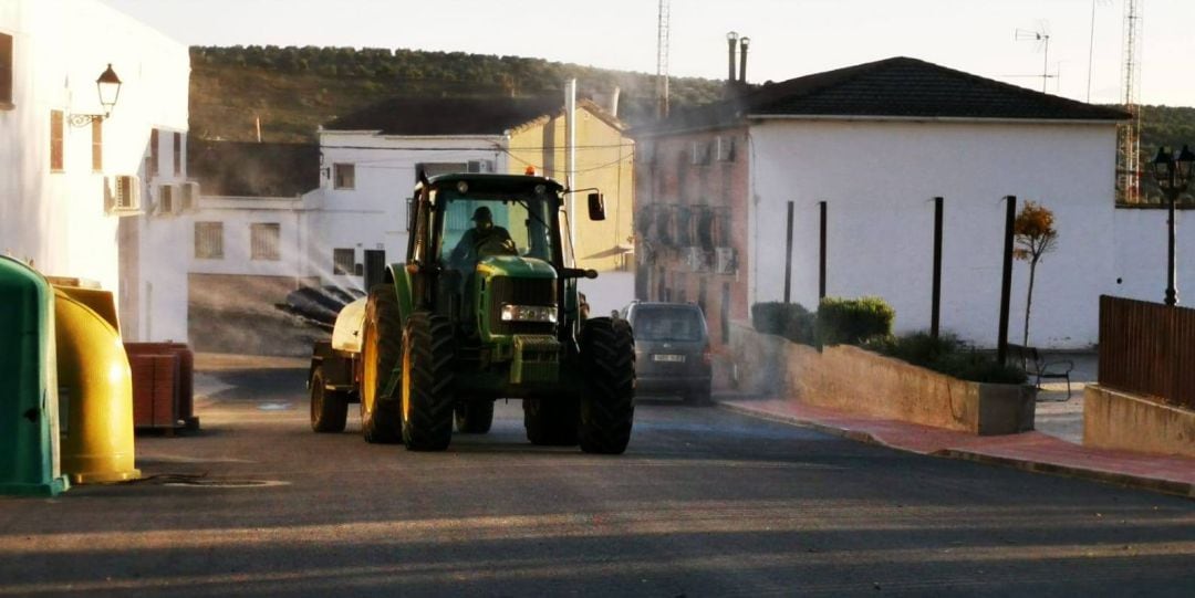 Tractor desinfectando en las calles de Carboneros.