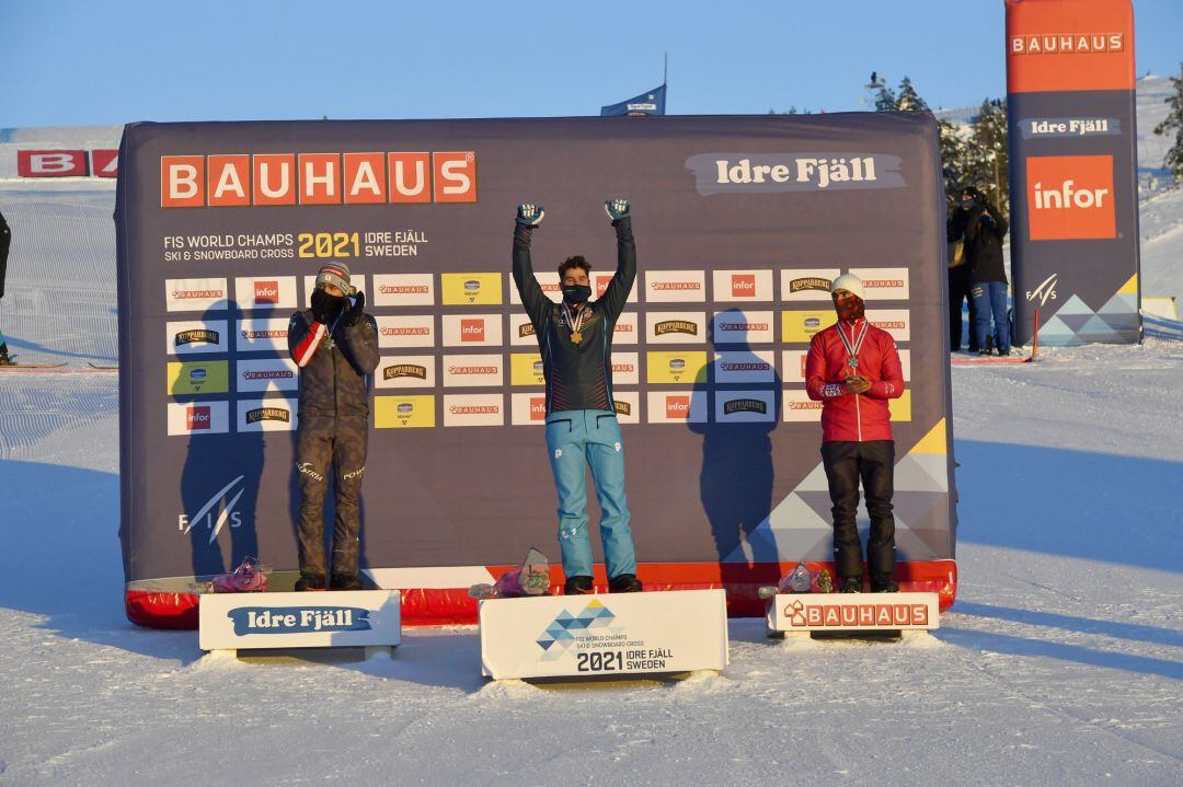 Lucas Eguibar en el podio de campeón del mundo