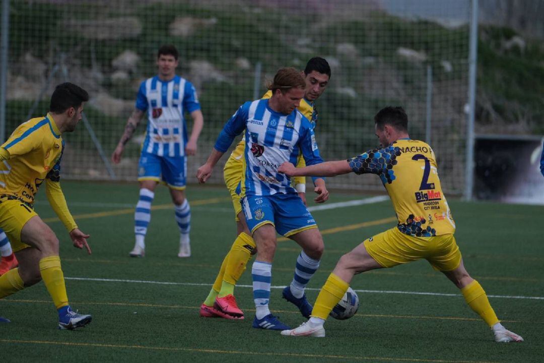 Peli (centro) intenta zafarse de la presión de dos rivales en el duelo ante el Diocesanos de este pasado sábado.