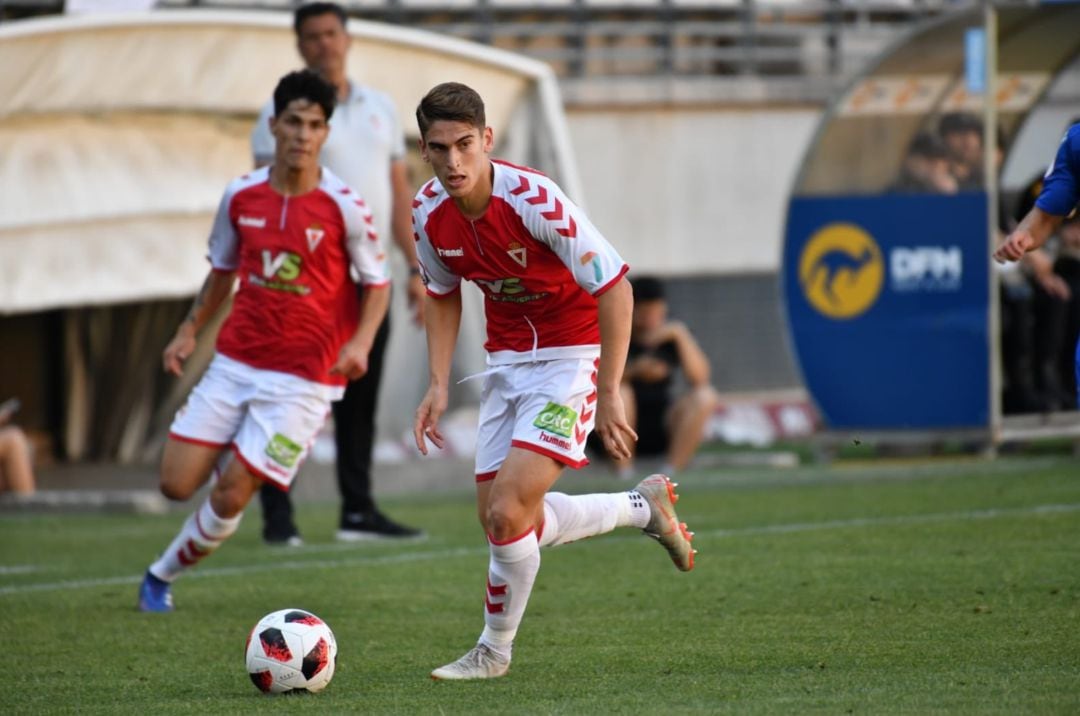 Josema contra un balón con Bertomeu y Julio Algar de fondo