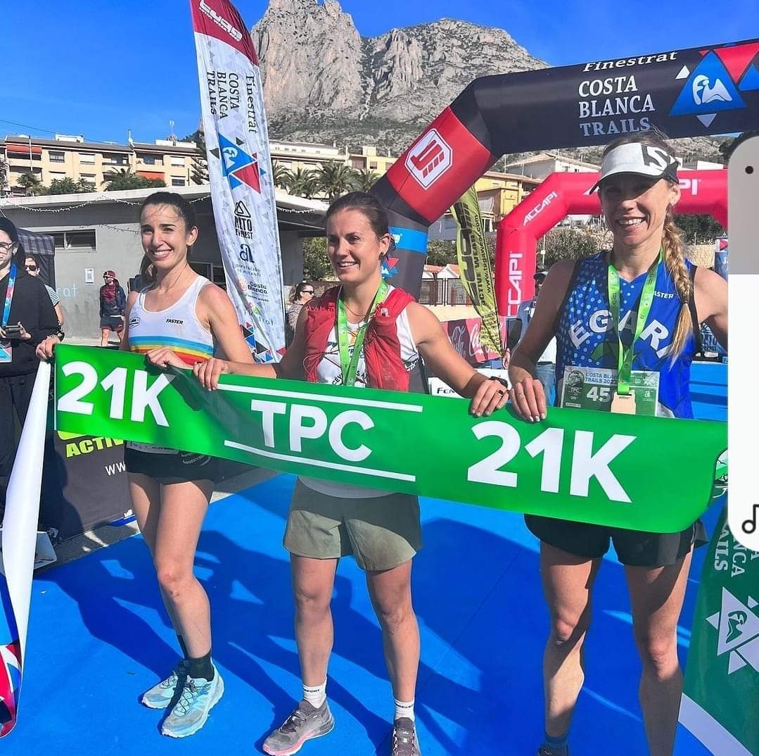 Silvia García Orgilés, en la meta del Costa Blanca Trails (primera por la derecha)