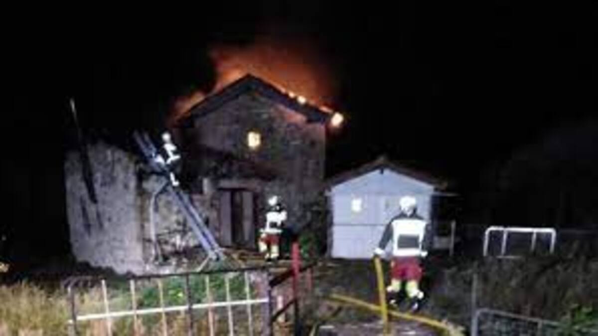 Un incendio calcina un molino en Campoo de Enmedio