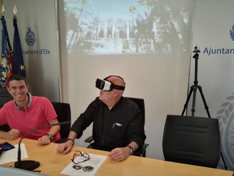 El concejal de Fiestas prueba la visión de la cámara 360 grados