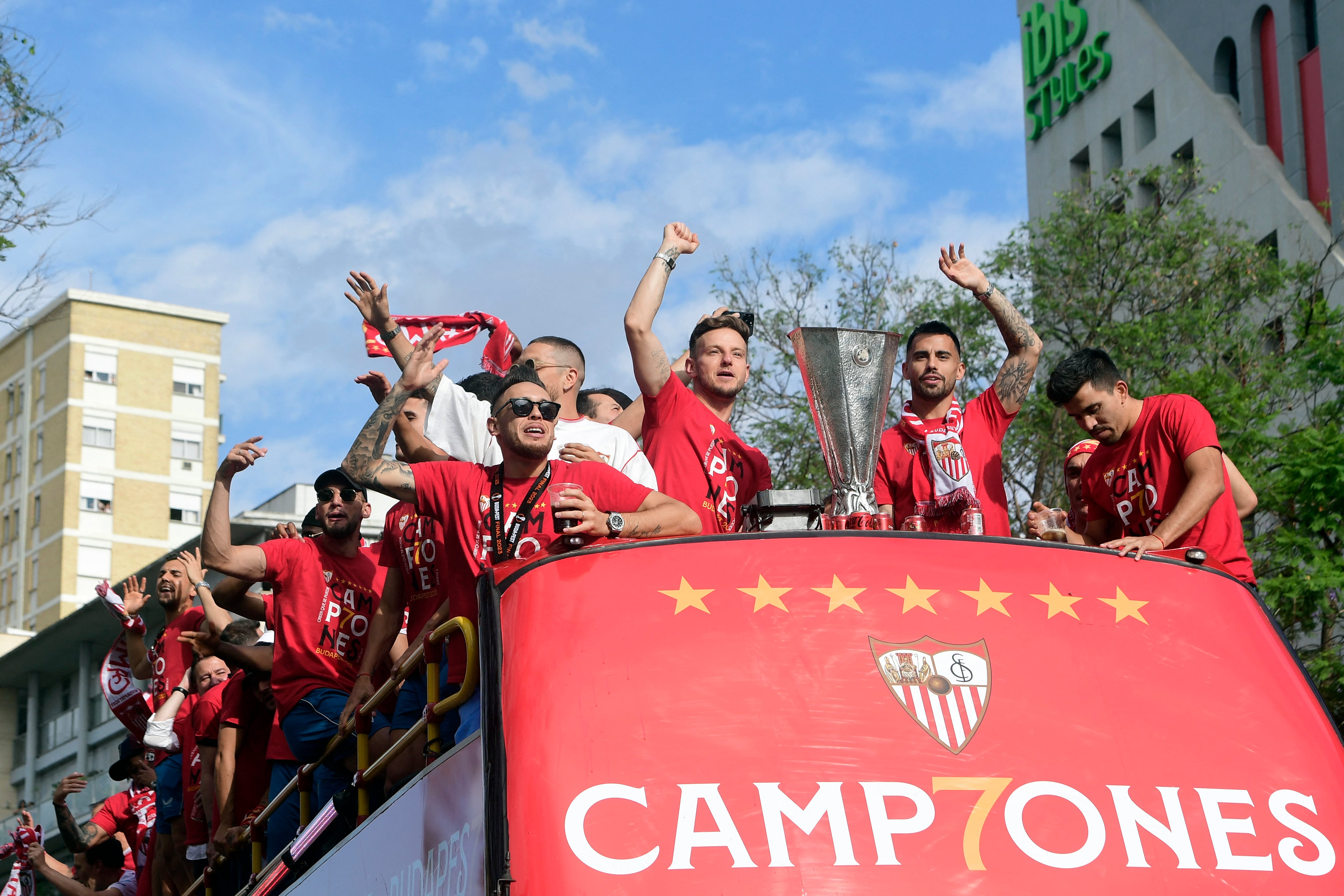 Los jugadores del Sevilla visitan las calles de la ciudad con la Europa League