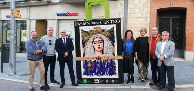 Representantes del colectivo de empresarios del centro 'Müy Jaén'; el responsable de sucursales de Caja Rural de Jaén, Juan Gallego; y el presidente de la Agrupación de Cofradías, Francisco Latorre.