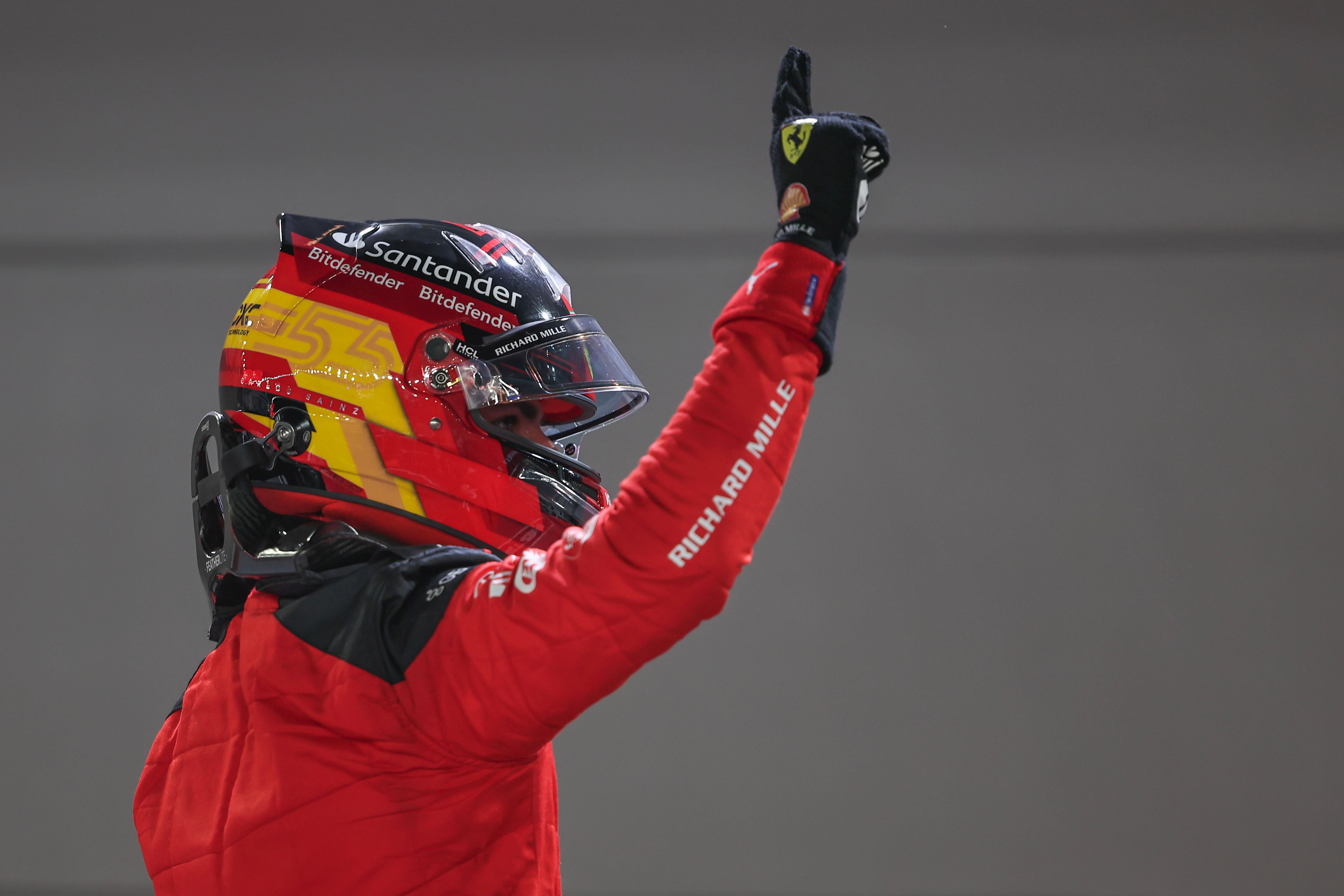 Carlos Sainz celebra la pole en el GP de Singapur 2023.