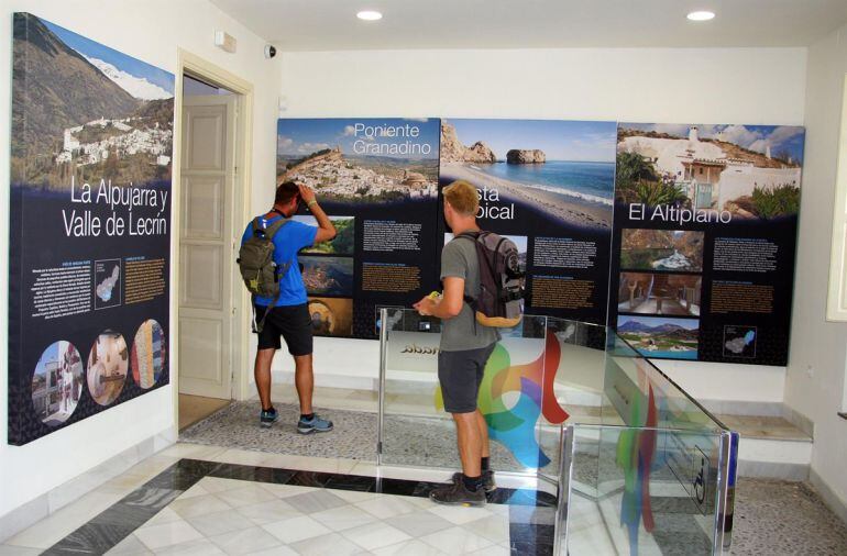 Turistas visitan la sede del Patronato de Turismo