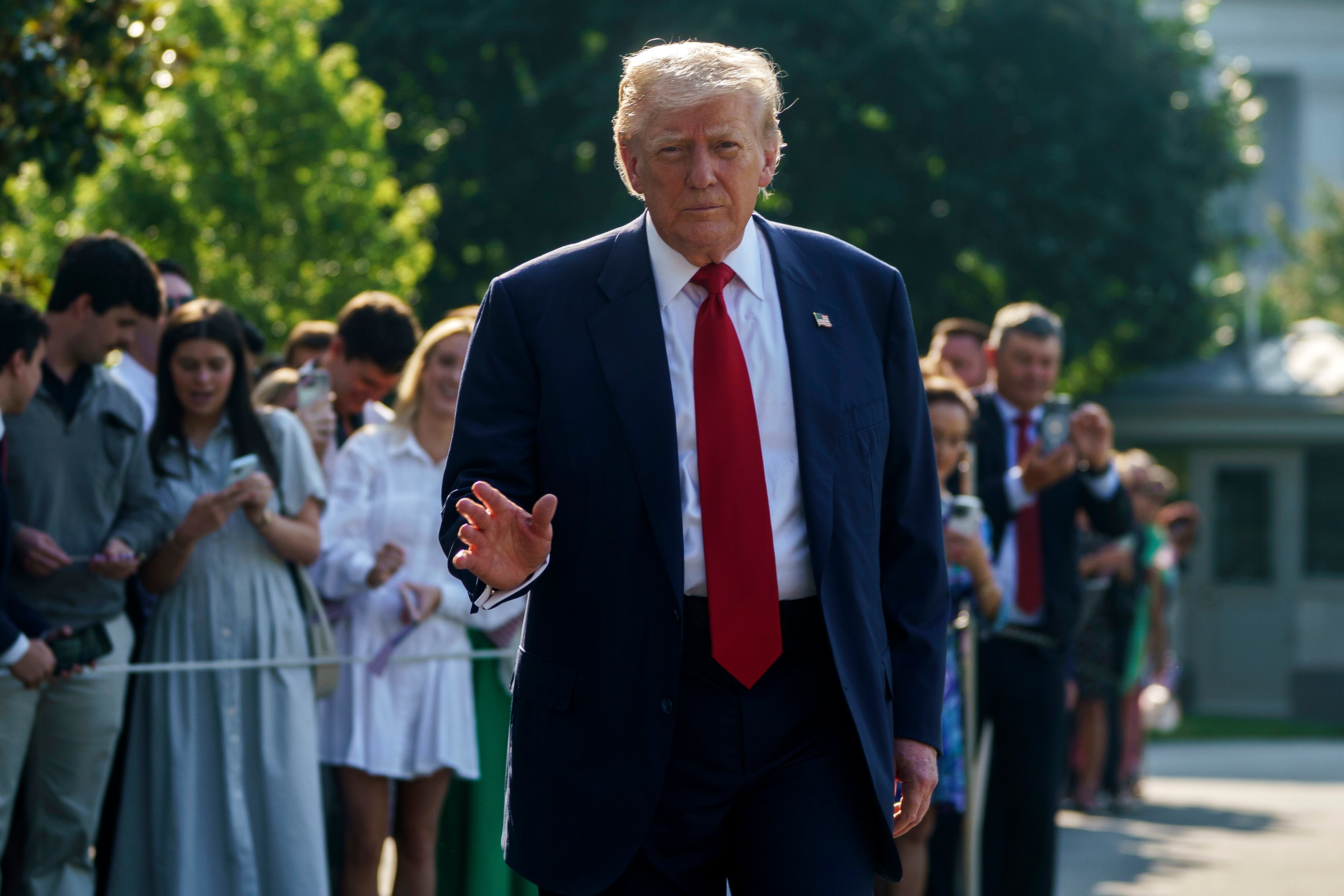 Donald Trump antes de viajar a Escocia desde la Casa Blanca