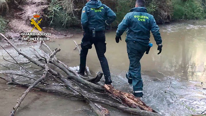 Agentes cruzando el río para acceder a la plantación