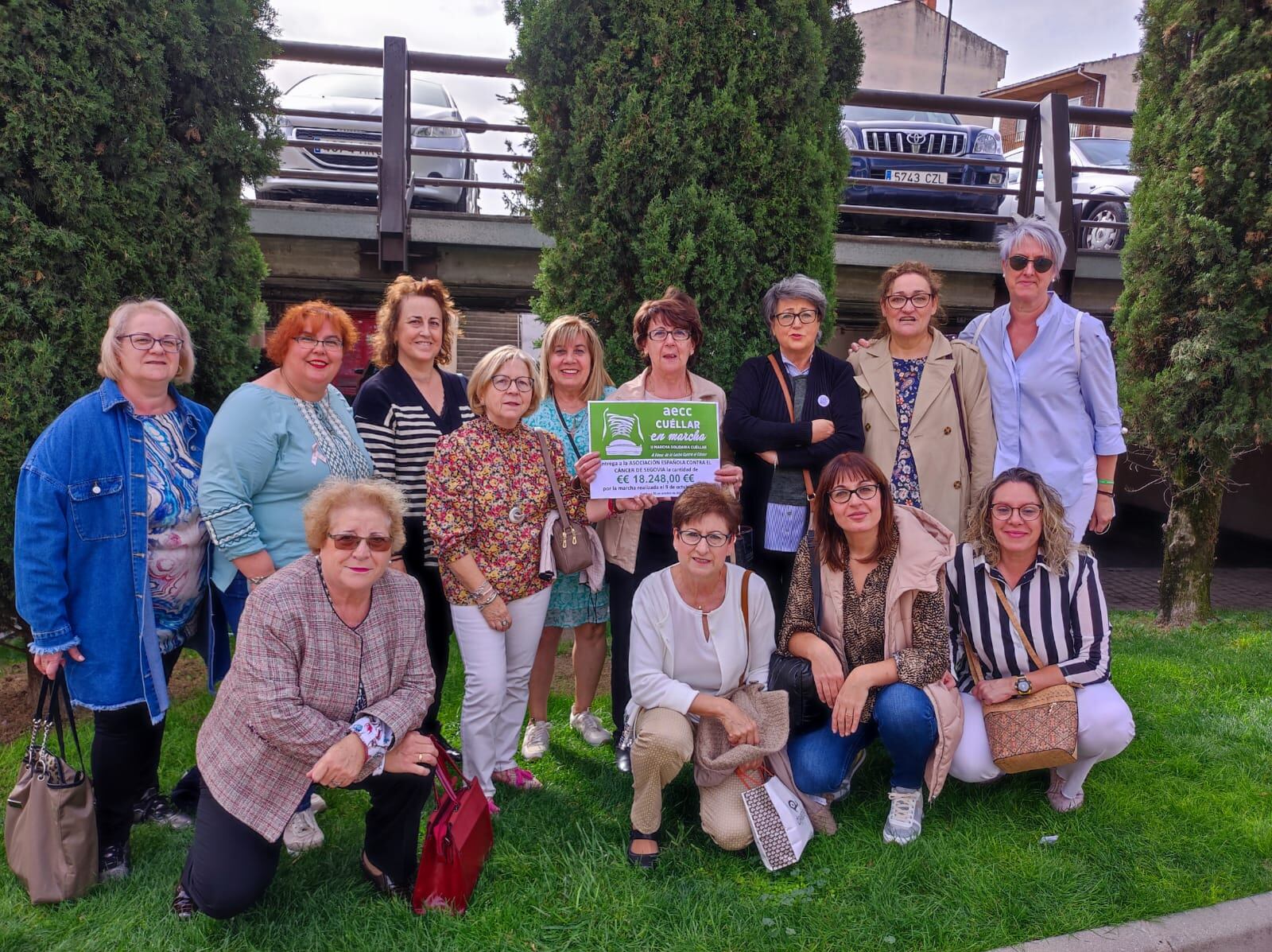 Las voluntarias organizadoras de la II Marcha contra el cáncer de Cuéllar muestran el cheque de la recaudación