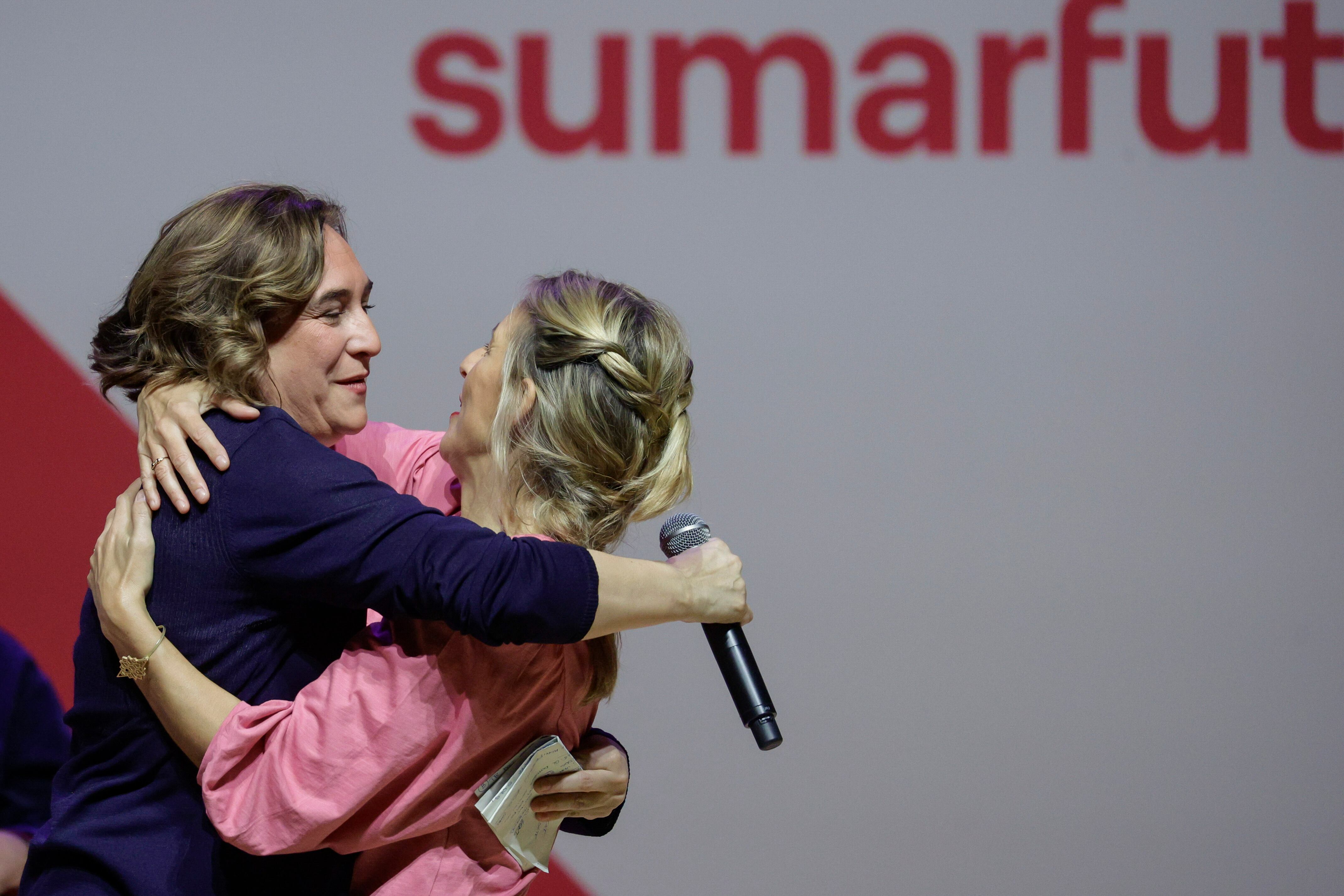 -FOTODELDIA- BARCELONA, 14/01/2023.- La vicepresidenta segunda del Gobierno, Yolanda Díaz (d), protagoniza un acto de Sumar en Barcelona, en el que participa la alcaldesa de la ciudad, Ada Colau (i), este sábado. EFE/Quique García
