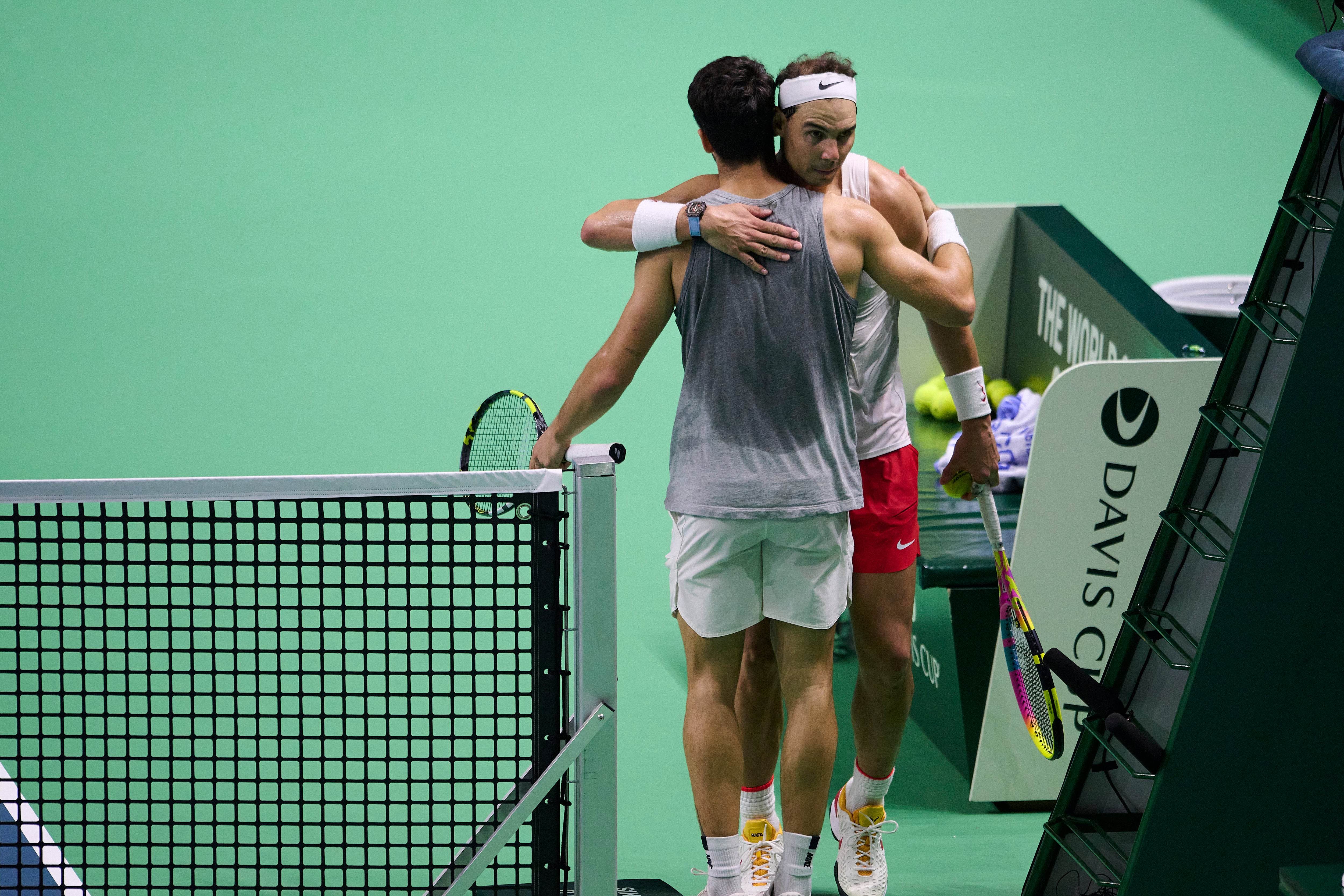 Rafa Nadal abrazando a Carlos Alcaraz