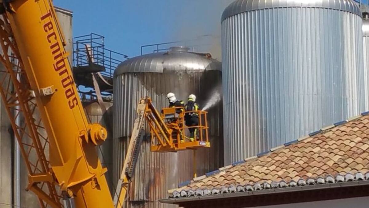 El incendio de Cervezas Alhambra no afecta a la actividad de la fábrica
