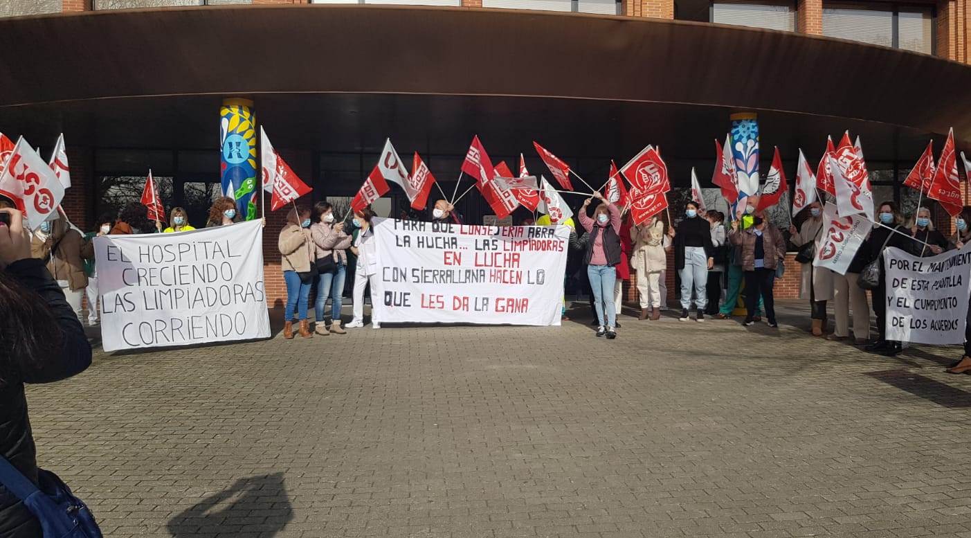 Concentración trabajadoras limpieza del Hospital Sierrallana de Torrelavega.