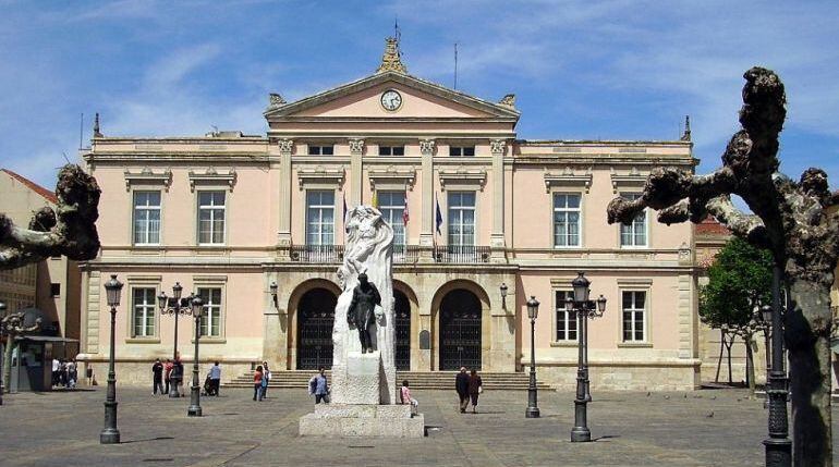 El Ayuntamiento sanciona a la empresa que construye los vestuarios y aseos de la instalación de Campos Góticos en Palencia